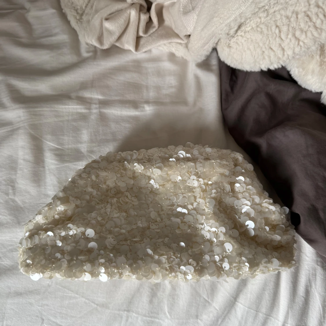 Vit paljettkuvertväska