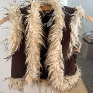 Brun pälsväst med mönster  - Supersnygg och skönt pälsväst!! Perfekt för hösten!! Märkt som M i storleken men den sitter tajt så är som S. 