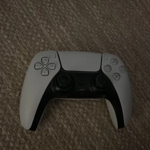 PlayStation 5 DualSense Controller - Snygg och modern DualSense-kontroll till PlayStation 5. Fungerar perfekt och har inga synliga defekter eller slitage. Ergonomisk design, haptisk feedback och adaptiva triggers för en förbättrad spelupplevelse. Passar både PS5 och PC.