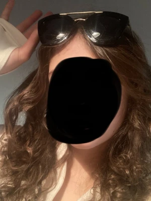 Solglasögon  - Svarta solglasögon med en guldig ram☺️💕