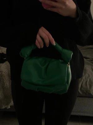 Grön väska från Zara  - Grön väska från Zara, nytt skick. Älskar modellen men kommer inte till användning.                                                          Hör av dig om du har några frågor💕