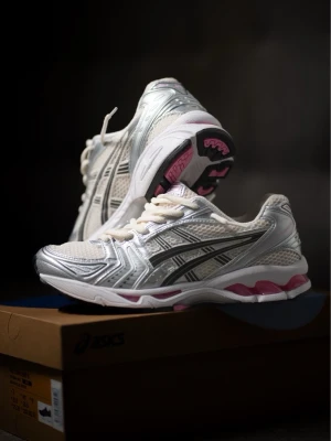 Asics kayano 14 cream pink  - Säljer helt nya Asics Gel Kayano 14, finns i flera storlekar. Vita skor med svarta detaljer och rosa inslag på sulan. Skorna har meshpaneler för bra ventilation, snörning och en chunky sula som ger skön komfort. Perfekta för dig som gillar sportig stil.
