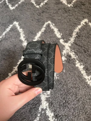 G-bälte  - Snygg bälte ifrån G med en G mönster runt om bältet. Strl 110cm