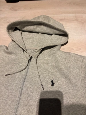 Polo Ralph Lauren zip hoodie  - Polo Ralph Lauren zip hoodie i grå. Storlek M och den är lite oversized på mig är 179 men fungerar bra ändå. Storlek är pga dsvdv. Kom med bud eller frågor.