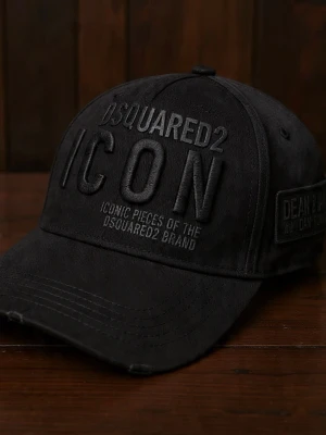Svart keps från Dsquared2 ICON - Säljer en svart keps från Dsquared2 med stor 3D-broderad ICON-text framtill och Dsquared2-logga på sidan. Kepsen har böjd skärm och justerbar rem baktill. Materialet är bomull och designen är stilren och enkel, perfekt för dig som gillar streetwear.