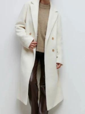 Vit lång kappa med knappar - 2 första bilderna är lånade! En vit kappa ifrån gina i mjukt och skönt material. Storlek S men upplever att den är stor i storleken så skulle kunnat passa M eller till och med L. För mer frågor hör av er privat! 