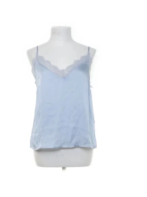 Ljusblå linnetopp med spets - Supersöt ljusblå linnetopp med tunna axelband och v-ringning dekorerad med spets. 