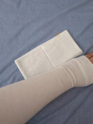 Underärmar / ärmar  - Underärmar tillverkade av 100 % bomull av hög kvalitet. Mjuka, bekväma och skonsamma mot huden. Perfekta att bära under klänningar, tunikor eller abaya för extra täckning och komfort. Sitter bra på armen och glider inte. Tillverkade i Turkiet.
