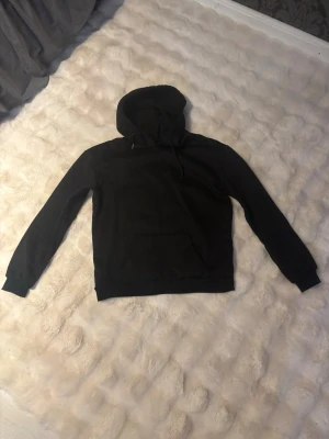 Hoodie med tryck - Säljer en hoodie från SHEIN i storlek S, den är inte använd så mycket men har tvättat den så lite noppig men inte så mycket man tänker på 🥰 