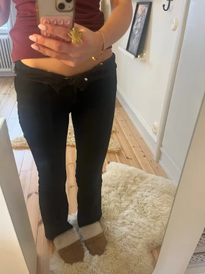 Svarta bootcut jeans Gina tricot  - Svarta jeans från Gina, typ oanvända 