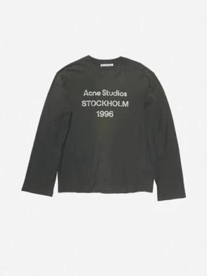 Svart långärmad topp Acne Studios - Cool svart långärmad topp från Acne Studios med vit text 'Acne Studios STOCKHOLM 1996' framtill. Klassisk rund halsringning och rak passform. Tillverkad i mjuk bomull som känns skön mot huden. Perfekt dialog mellan enkelhet och statement.