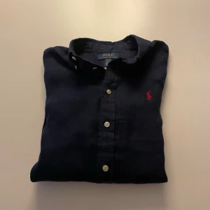 Ralph Lauren skjorta 164 - Denna är helt ny köpt på kidsbrandstore. Använd ett fåtal gånger. Hör av er vid frågor.