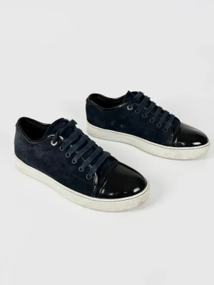 Lanvin cap toe skor - | Säljer ett par Lanvin cap toe sneakers i riktigt bra använt skick | Storlek: 40/UK6 | Enbart skorna ingår | Hör av dig vid frågor eller funderingar