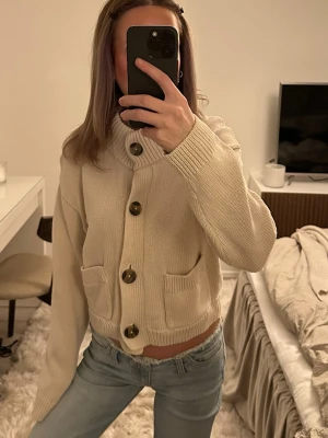 Beige kofta med stora knappar - Beige stickad kofta från part two med stora knappar och små fickor framtill. Storlek S och i väldigt fint skick! Säljer för 350kr och köparen står för frakt 💕