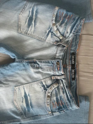 Lågmidjade jeans från D&G - Säljer ett par lågmidjade ljusblå byxor från D&G, ej använda. Midjemåttet ca 37 cm (platt) 💕