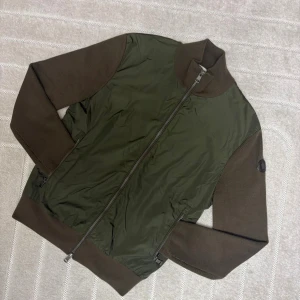 Moncler Olivgrön Cardigan - 9/10 skick väldigt svår modell att få tag på, inga skambud tack, hör gärna av er vid frågor eller funderingar.  