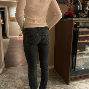 Zadig & Voltaire blå jeans - Säljer ett par blå jeans från Zadig & Voltaire med låg midja . Jeansen har klassiska fem fickor, snygga sömmar och dragkedja framtill. Materialet är jeans med en mörk tvätt och subtila slitningar för en cool look. Jag är 166cm lång.