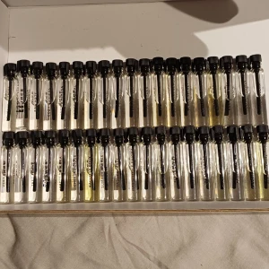 ESSNCE 38 st testers, 2ml - Säljer 38 stycken parfym testers från Essnce, varje innehåller 2ml. Perfekt för att testa innan man köper en stor flaska.