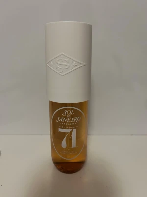 Sol de Janeiro Cheirosa 71 Mist - Body mist från Sol de Janeiro. Cheirosa 71 ger en modern vibe och är perfekt för dig som vill sticka ut. Snygg flaska som passar i väskan och är enkel att använda när du är på språng. Ny endast testad men faller mig inte i smaken! Pris går att förhandla!