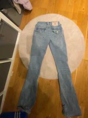 Ljusblå bootcut jeans  - Skit snygga bootcut jeans från true religion i storlek 23. Dem är aldrig använda och köpta för 1399kr. Jätte bra skick som sagt men dock så är lapparna på innersidan bortklippta alltså där de står hur man tvättar dem och vilken storlek de är❤️❤️