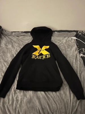 Vet ej - Snygg svart tröja men en gul dirty logga😁👍