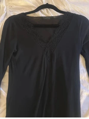 Intimissimi spets tröja - Blå spetströja från intimissimi i storlek m. Väldigt bra skick och skonsamt använd, inga hål eller andra defekter. ”Lappen”(där storleken och märket syns) syns ganska svagt då den har blivit tvättad men det är inget man kommer märka. Säljer för jag inte gillar hur den sitter på mig💞 skriv om ni undrar nåt eller vill ha fler bilder 💓