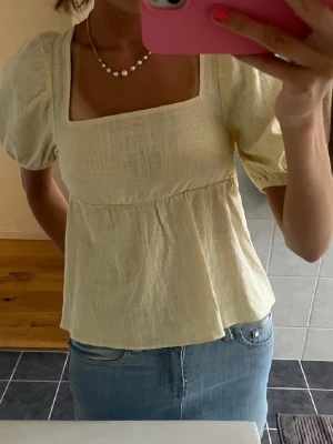 Ljusgul blus från Hm - Supersöt ljusgul blus från H&M 💛💛 i toppenskick och mycket eftertraktad 🌼