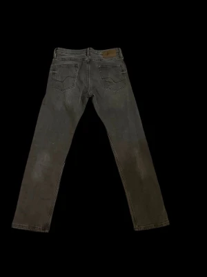 E spirit jeans straight fit  - Säljer ett par e spirit jeans, straight fit, dom är knappt använda och har inga tecken alls på skador eller missfärgning. W29 L30