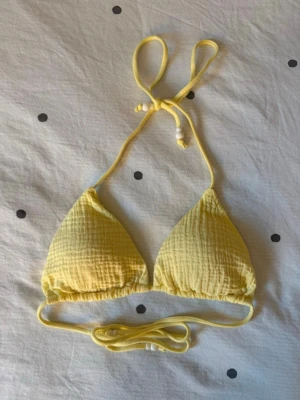 Gul bikiniöverdel Stradivarius - Säljer denna super söta Bikinitopp från Stradivarius. Aldrig använd och i super fint skick. Storlek S, passar XS också. 220 kr + frakt! Vid fler frågor, etc skriv privat 🙌🏼🩷🫰🏼🙏🏼✌🏼