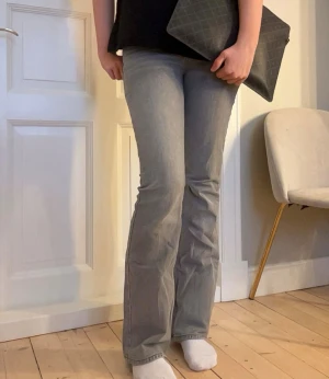 Grå bootcut jeans från Gina - super fina jeans (säljer massa mer jeans) nästan aldrig använda!! postar snabbt! 100kr (nypris 500)