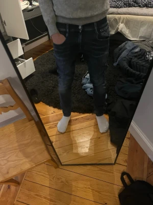 Replay jeans - Säljer ett par snygga replay anbass jeans i färgen mörkblå. De är i bra kvalité och är riktigt snygga. Storlek 30/32 och u modellen anbass. Öppen för prisförslag 😀