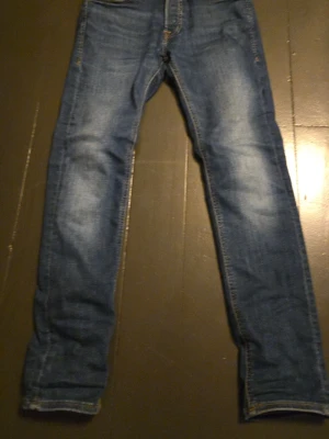 Blå slim jeans Jack & Jones Glenn - Säljer ett par blå slim fit jeans från Jack & Jones, modell Glenn. Klassisk femficksdesign med snygga kontrastsömmar och något tvättad look. Jeansen är i stretchigt denim och har normal midja. Perfekta till sneakers eller boots.