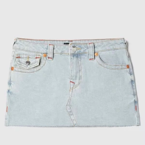 Ljusblå jeanskjol från True Religion - Säljer en ljusblå jeanskjol från True Religion. Säljer då den var förliten för mig, endast använd 1 gång, lappen finns kvar. Köpt för 1100, kan tänka mig sänka priset vid snabb affär🫶🏻W24