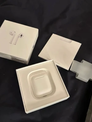 Hörlurar - Hörlurar höger sidan svagare annars funkar dom bra 