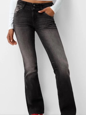 Svarta bootcut jeans från Ber - Säljer ett par svarta bershka jeans med bootcut passform och snygg tvättad look. Jeansen har låg midja och materialet är stretchigt jeans för skön passform och de sitter riktigt snyggt på. De går inte att köpa längre så passa på! 