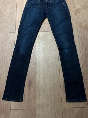 Levi's 493 Skinny Fit jeans mörkblå - Mörkblå Levi's 493 Skinny Fit jeans med klassisk femficksdesign och snygga kontrastsömmar.(W26 L32) Jeansen har en smal passform och är tillverkade i slitstarkt denimtyg. Perfekta för dig som gillar en tajtare look och vill ha ett par stilrena jeans. 