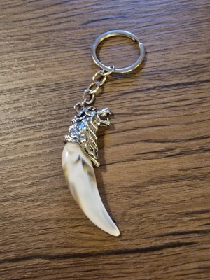 Nyckelring vargtand - Nyckelring män och kvinnor med varghuvudhänge. Bredd 3 cm. Längd 12 cm. Berlocken 6,4 cm.