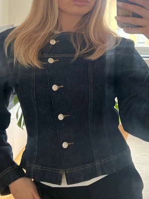 jeansjacka  - tunnare jeansjacka från Gina, väldigt bra skick. Lite kortare i modellen 