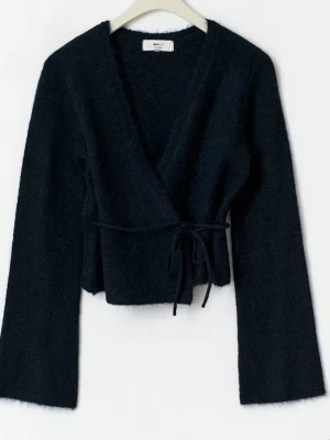 Svart omlottkofta från Gina Tricot - Mysig helt ny svart omlottkofta från Gina Tricot med knytband i midjan. Koftan är stickad och har långa ärmar samt en djup v-ringning. Perfekt för lager på lager och ger en chill men ändå snygg vibe. Prislapp finns kvar 