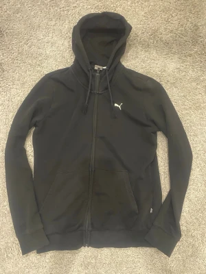Puma zipper med luva - Puma med zipper och luva. Svart med vit logo. Pris 70kr, pris kan diskuteras. 