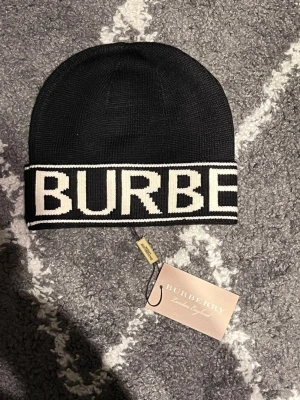 B-mössa - Snygg mössa ifrån märket b i färgen svart,perfekt för kyliga dagar 