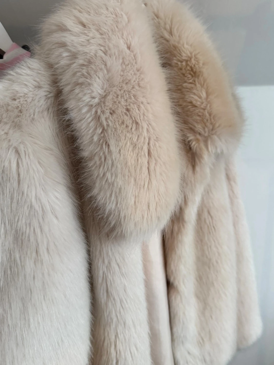 Beige pälsjacka med stor krage - 2