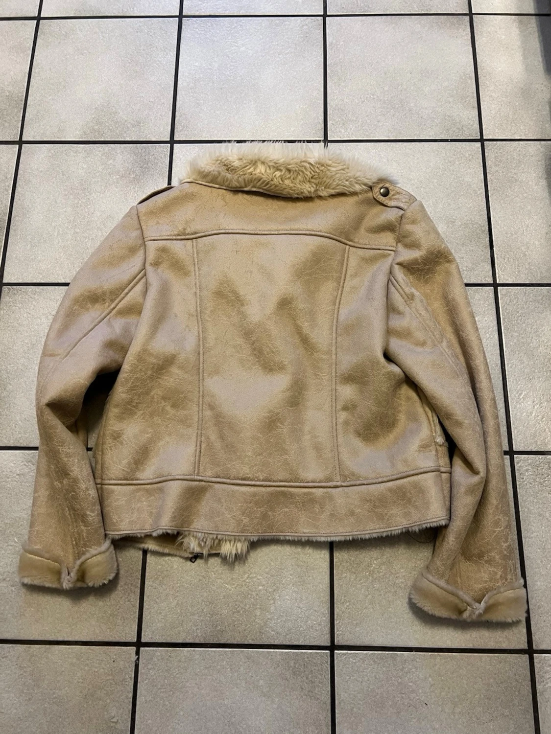 Beige pälsjacka från VILA, storlek L - 4