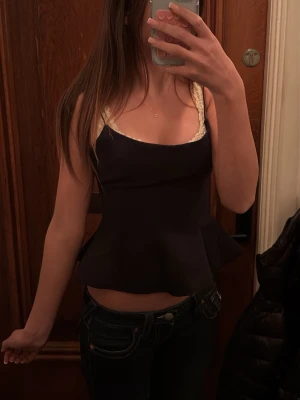 Svart kostym blus med utsvängd botten  - Säljer en söt svart topp av kostym från Zara❤️ med en dragkedja på sidan, och utsvängd längst ner.  använd en gång! Älskar den men för långa axelband för mig. 💕