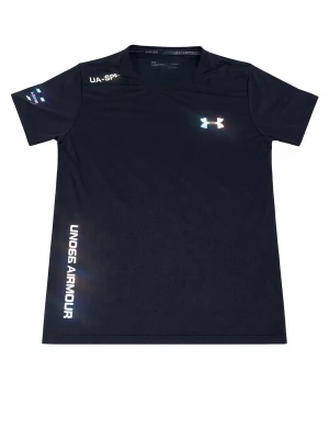 Svart träningströja från Under Armour - Svart kortärmad träningströja från Under Armour med logga på bröstet och tryck på ärm och sida. Tillverkad i ett lätt och snabbtorkande syntetmaterial, perfekt för intensiva träningspass. Modellen är fitted och har rund hals och den lyser regnbåge när den får ljus på sig.