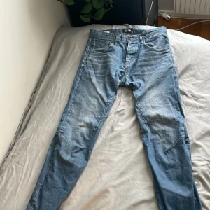 Ljusblå jeans från Jack & Jones 32/34 - Säljer ett par ljusblå jeans från Jack & Jones i storlek 32/34. Jeansen har raka ben, klassisk femficksdesign och snygga   för en avslappnad look. Materialet är mjukt jeans och passformen är normal. Perfekta till en casual outfit. Priset kan diskuteras och fråga gärna om du har någon fråga!