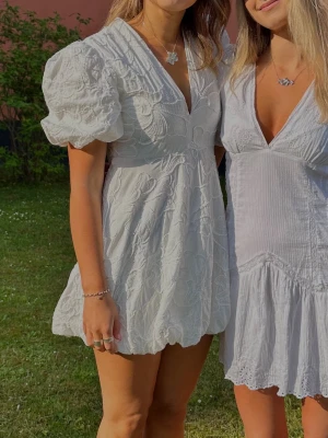 Vit klänning  - Fin vit klänning som jag själv hade på min student. Den är endast använd en gång så i jättefint skick! Tryck inte på KÖP DIREKT utan skriv privat om du är intresserad! 💛