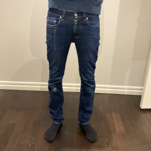 Acne jeans - Riktigt najs Acne jeans med en mörkblå tvätt i storlek 29/32. Nypris ca 3000kr vårt pris 650kr. Tvecka inte på att fråga!