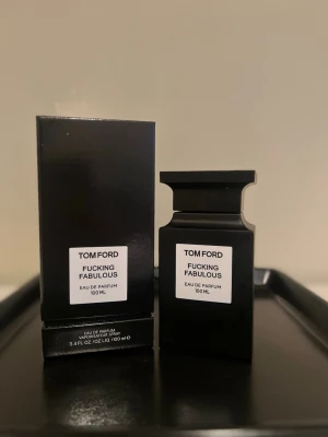Tom Ford Fucking Fabulous 100ml - Tom Ford Fucking Fabulous Eau de Parfum 100 ml. Ingredienser: Alcohol denat, fragrance (parfum), vatten, BHT, linalool, limonene, coumarin, citral, cinnamal, benzyl benzoate, m.fl. Tillverkad i USA. En ikonisk doft i snygg svart flaska.