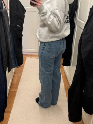 Raka Zara jeans - Jättefina blå jeans från Zara. De är mid waist och raka i modellen. Säljer då de blivit för små för mig. 🌸 I princip oanvända, så jättefint skick. Nypris 600 kr.